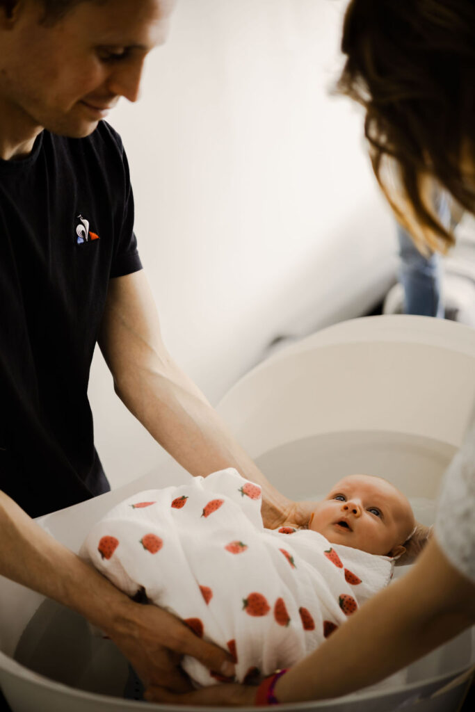 Photo prise pendant le bain rituel sensoriel bébé .
